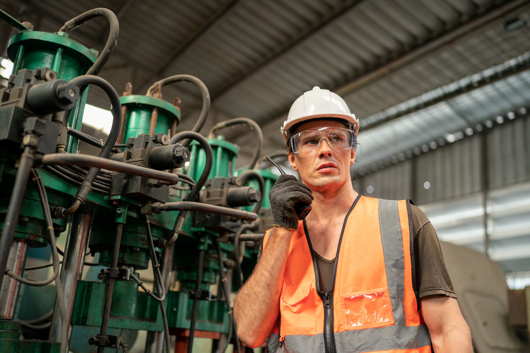 Arbeiter mit Gehörschutz Arbeiter mit Gehörschutz
