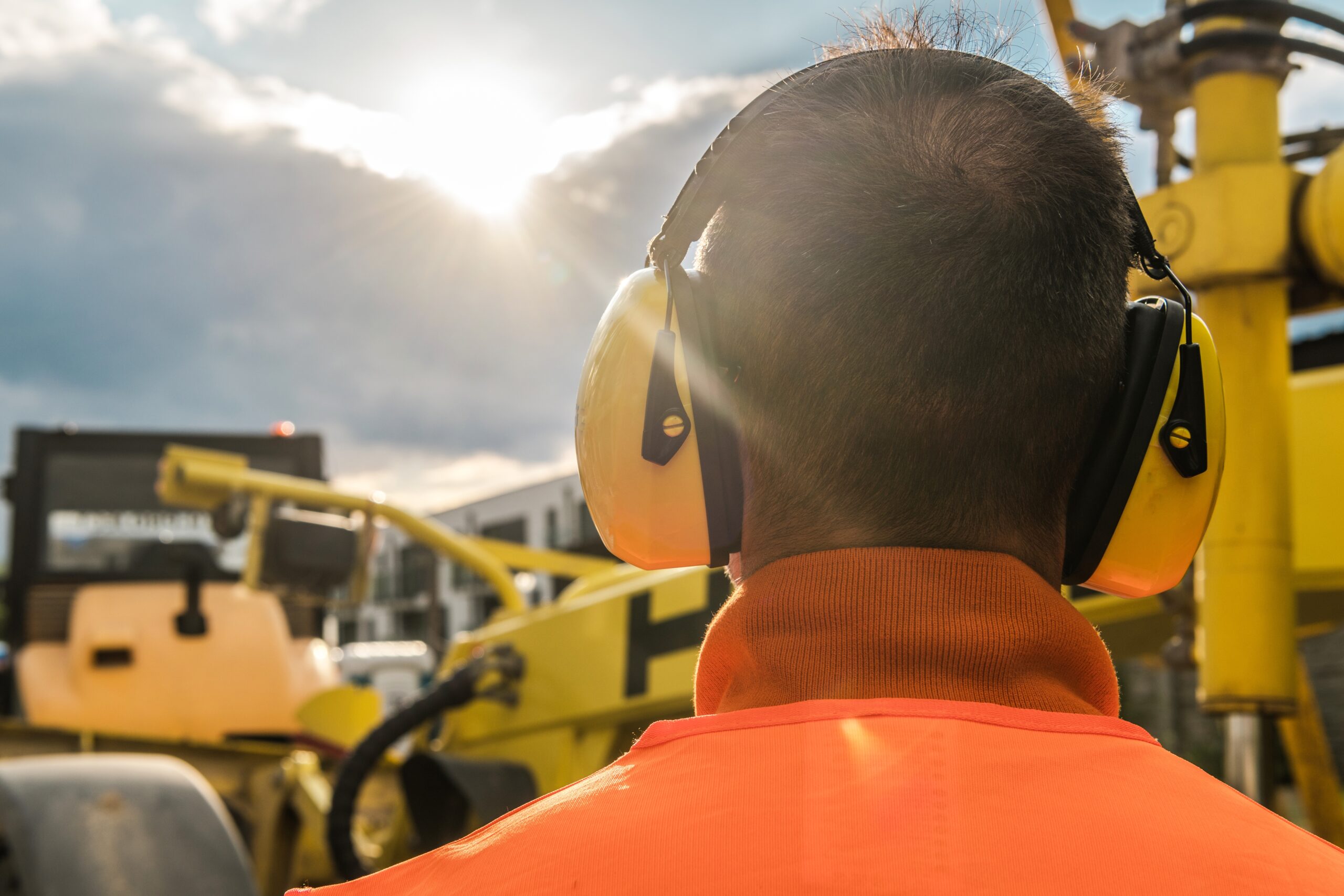 Hörschäden durch Lärm am Arbeitsplatz - Risiken und Schutzmaßnahmen
