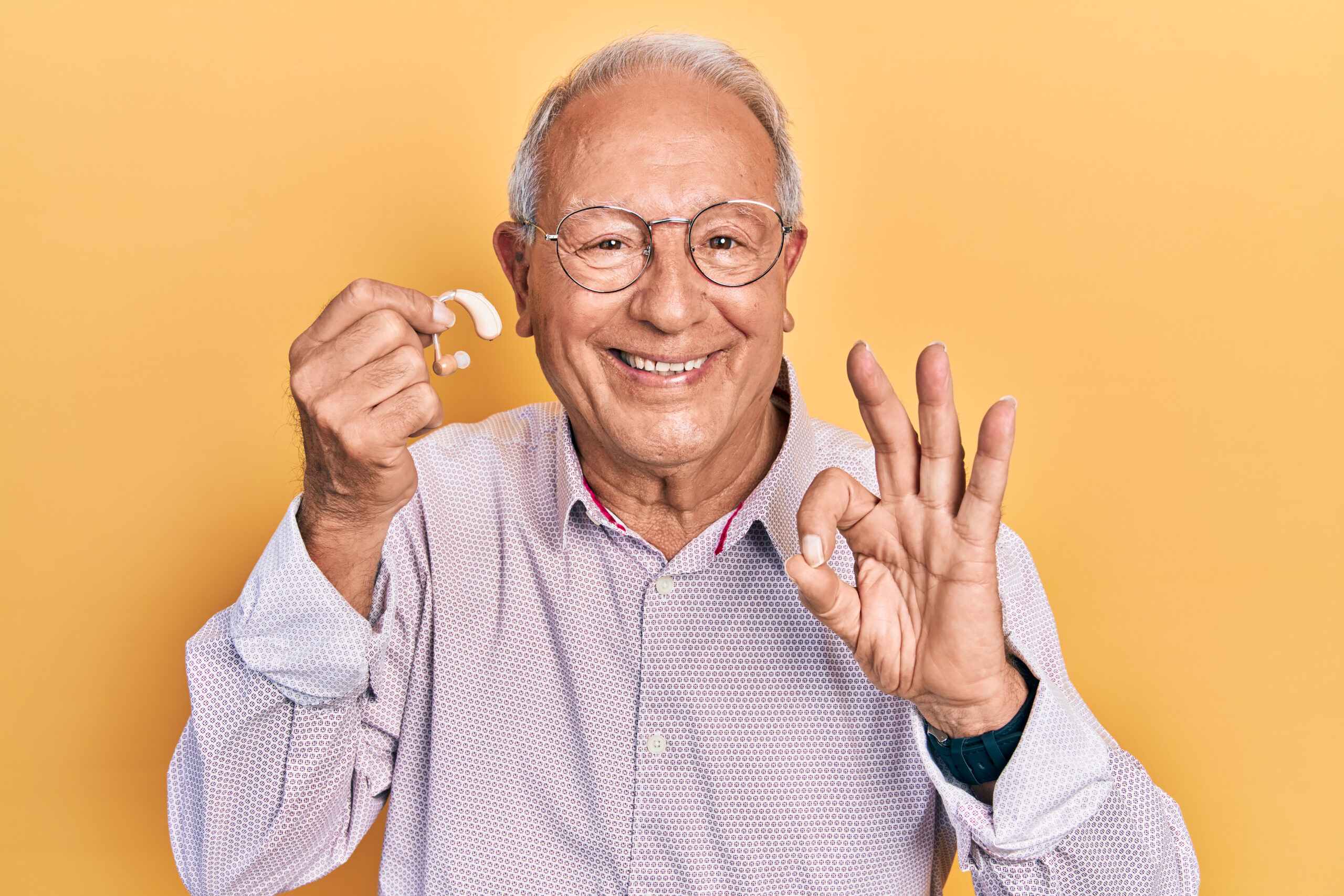 Billige Hörgeräte, Fluch oder Segen? Einfache Hörgeräte. Bildquelle: Krakenimages-_-kostimedia-_-shutterstock.com