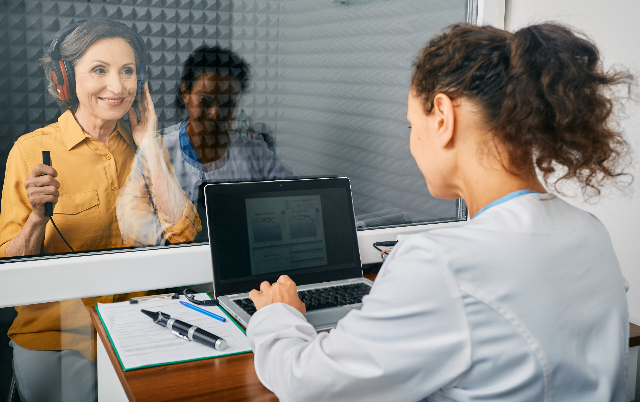 Mature,Woman,Getting,A,Hearing,Test,At,Audiology,Center.,Audiometry, Bild Copyright: Peakstock / kostimedia / shutterstock.com Hörgeräteanpassung beim Akustiker in Schorndorf durchführen